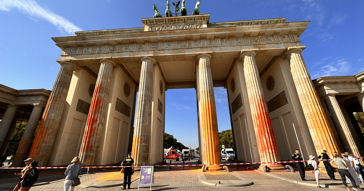 Színes festékkel fújták le a Brandenburgi kaput