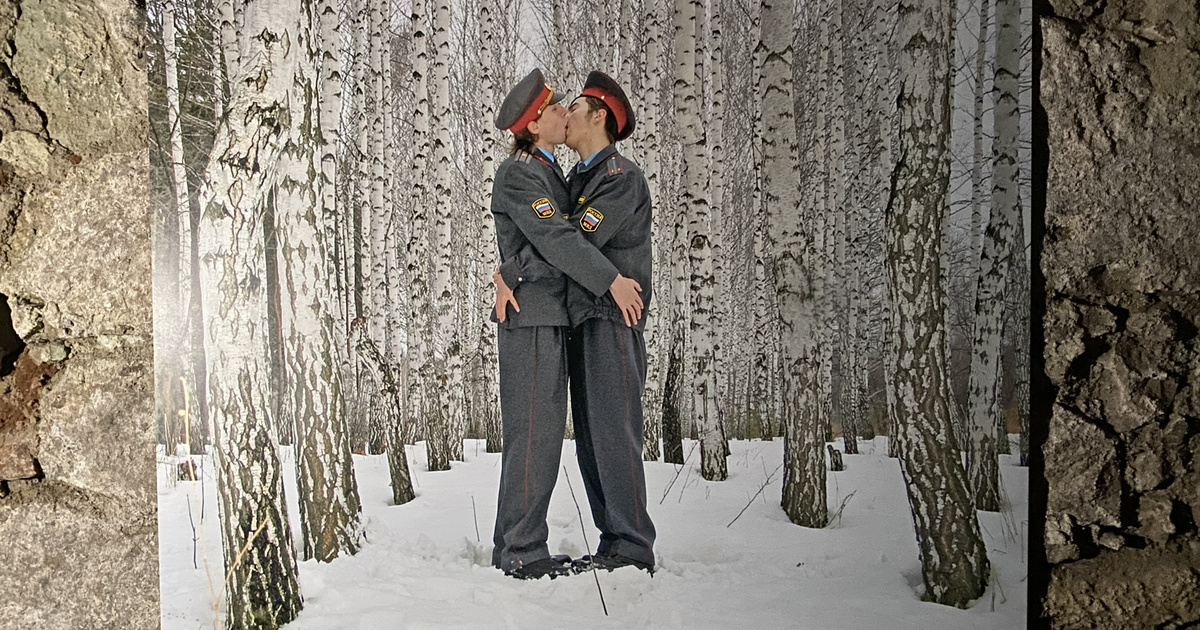 Kiverték a biztosítékot az egymással csókolózó orosz katonák