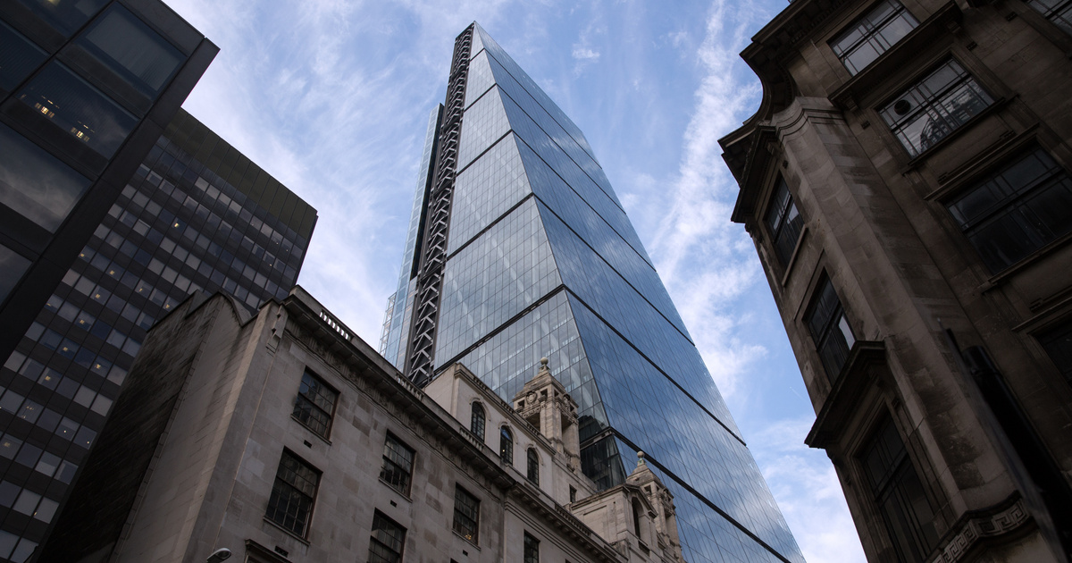 Kötél nélkül mászta meg a híres londoni felhőkarcolót egy férfi