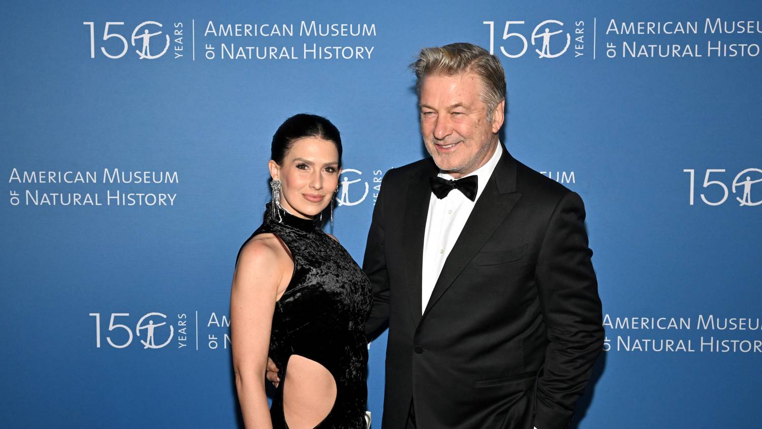 Alec Baldwin felesége hatalmas dekoltázst villantott