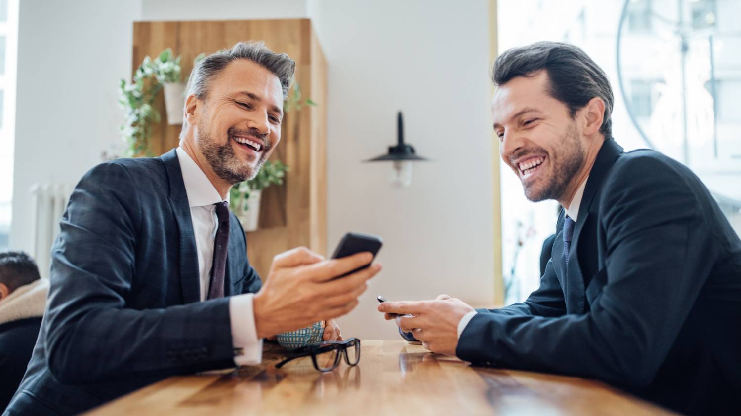 Ezért érezzük úgy, hogy lehallgat minket a telefonunk