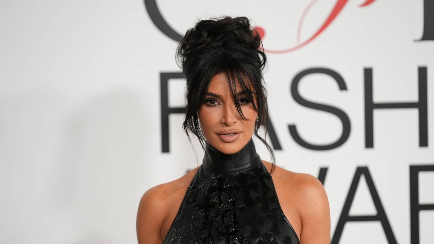 Kim Kardashian ismét felrobbantja az Instagramot merész dekoltázsával