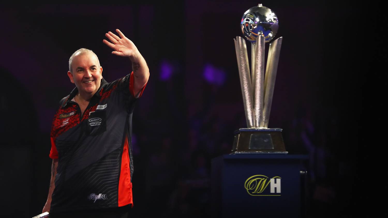 63 évesen visszavonul a darts történetének legnagyobb játékosa