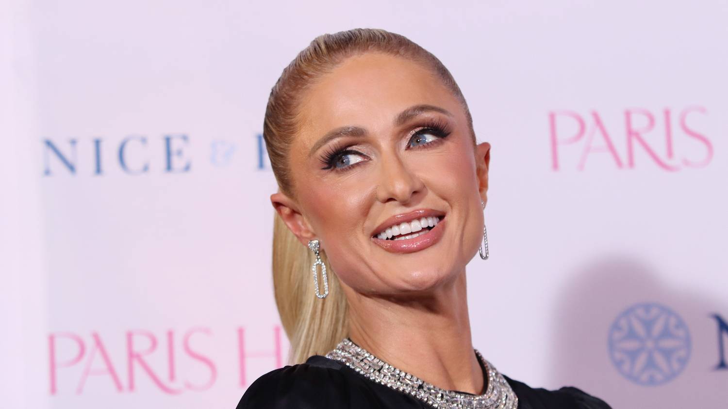 Paris Hilton átlátszó csipkeruhában pózolt