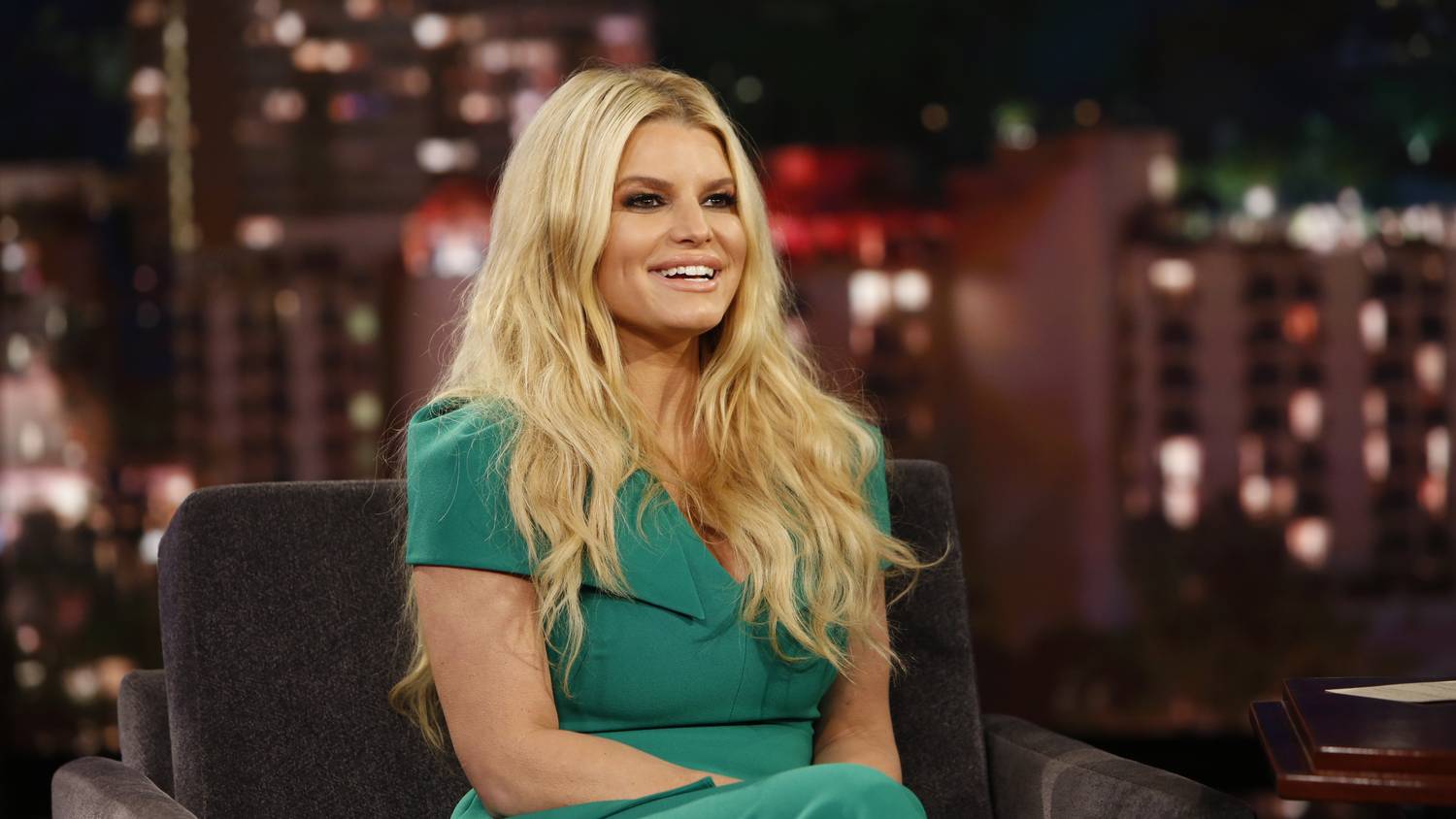 Jessica Simpson tűzpiros kabátban szexizett