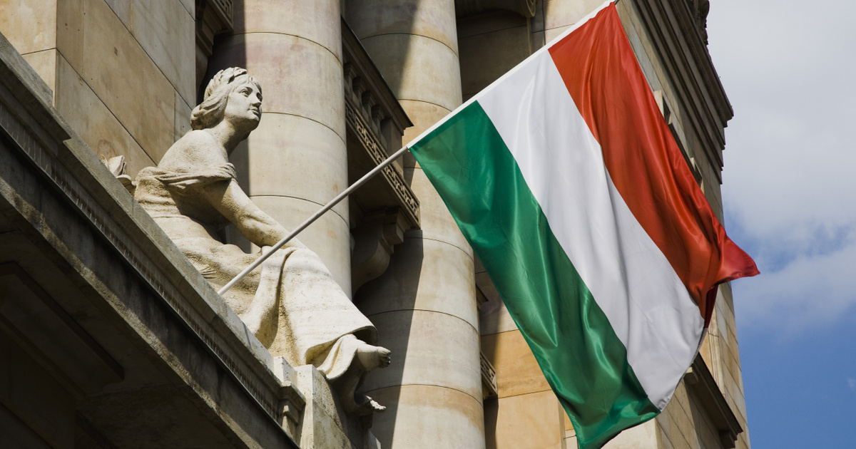 Nemzetközi felmérés: a magyarok között a legerősebb a honfitársi kötelék