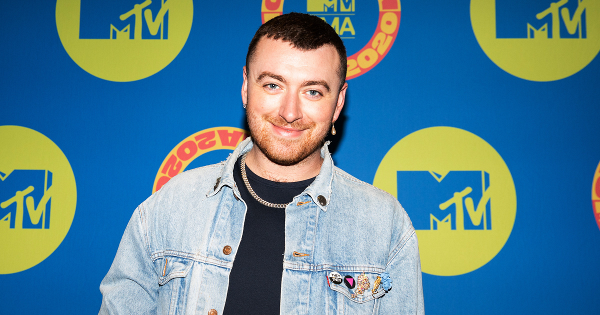 Sam Smith egy férfi nemiszervet ábrázoló fülbevalóval jelent meg a London Fashion Awards-on