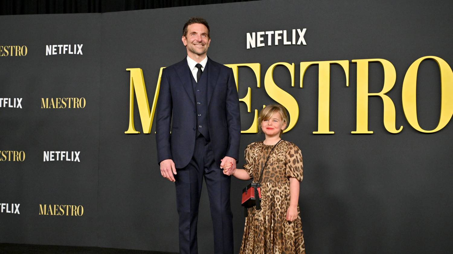 Lányával és egy régi ismerőssel lépett a vörös szőnyegre Bradley Cooper