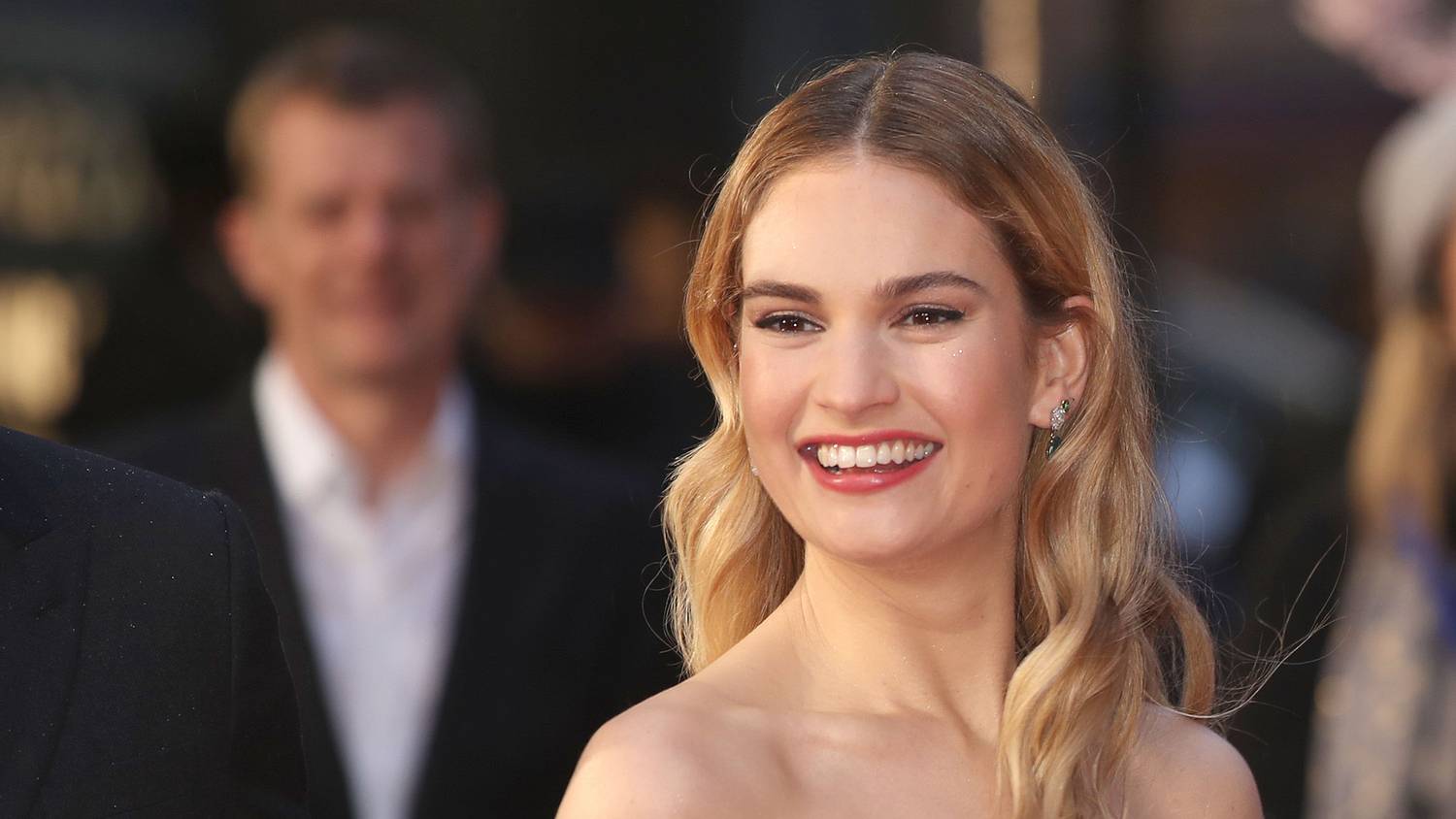 Lily James sötét hajjal hódít, így csókolózik Goldie Hawn és Kurt Russell