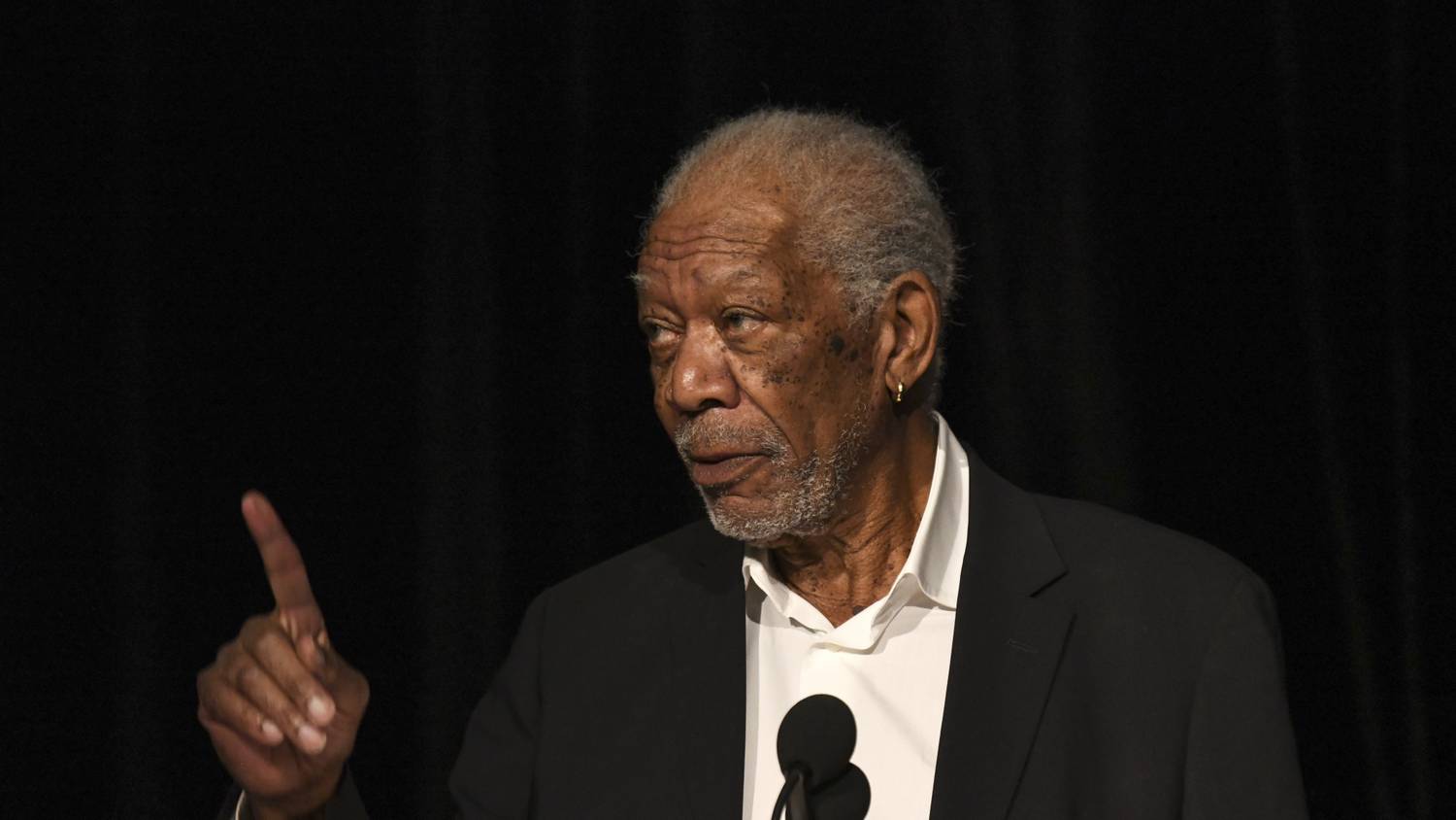 39 ezer borból választották ki 2023 év legjobb pezsgőjét, amit Morgan Freeman arcával fémjeleztek