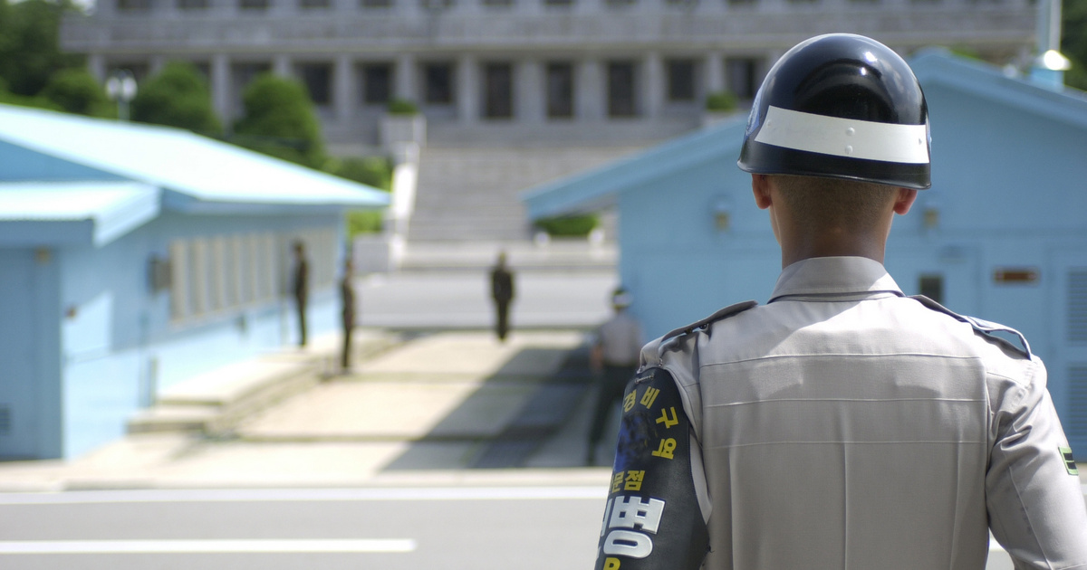 Videón, ahogy 12 év munkaszolgálatra ítélnek két észak-koreai tinit, mert megnéztek egy sorozatot