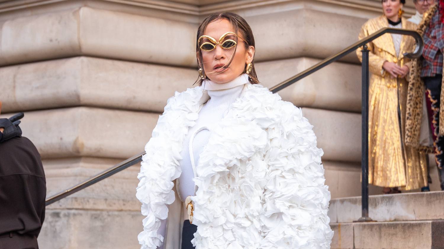 Jennifer Lopez új frizurájával mindenkit lenyűgözött a Schiaparelli divatbemutatón