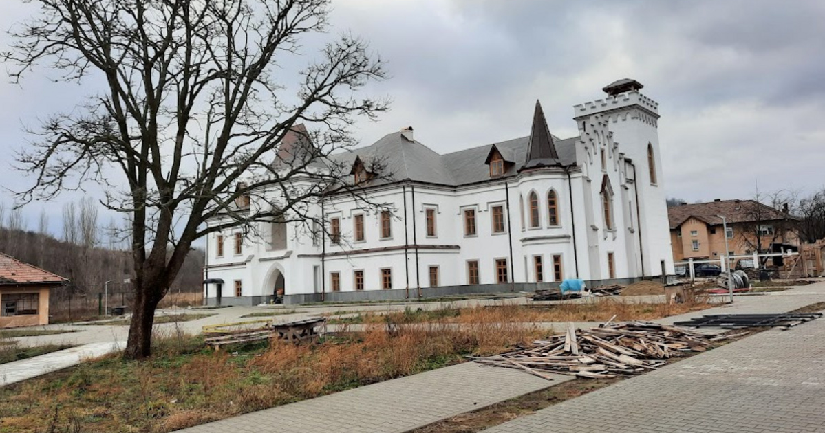 Nyáron megnyílik Spielberg kedvenc magyar grófjának felújított kastélya