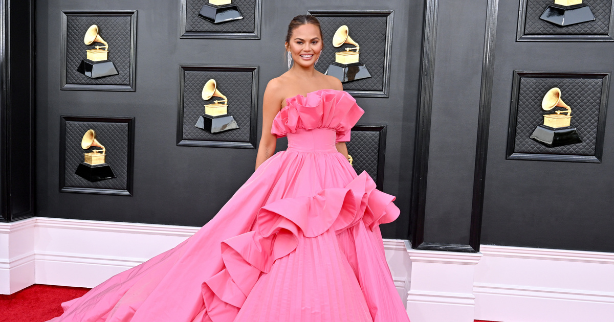 Chrissy Teigen amerikai modell merész miniruhájától önnek is leesik az álla