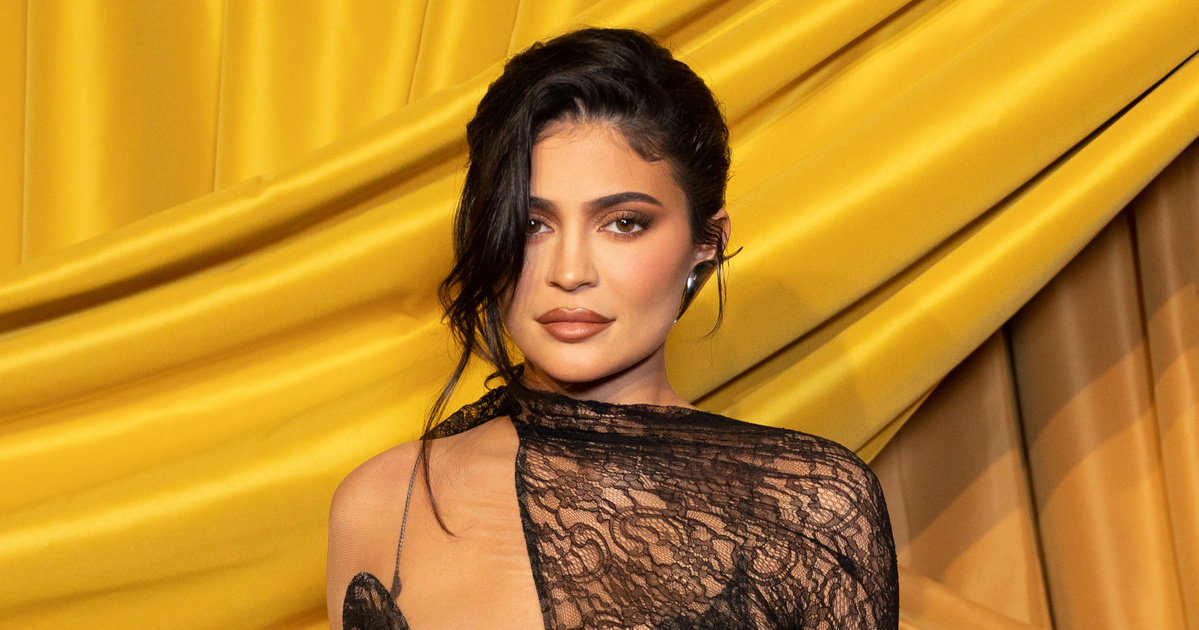 Velvet – Celeb – Kylie Jenner shined in a see-through dress at Paris Fashion Week