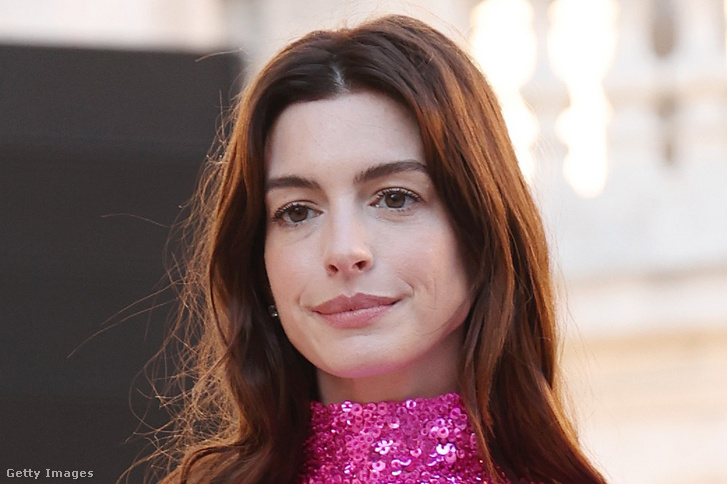 Index – Meanwhile – Anne Hathaway is being criticized for a video clip that shows how she really deals with her fans