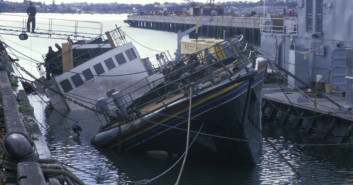 Víz alatti aknákkal süllyesztették el a franciák a Greenpeace hajóját