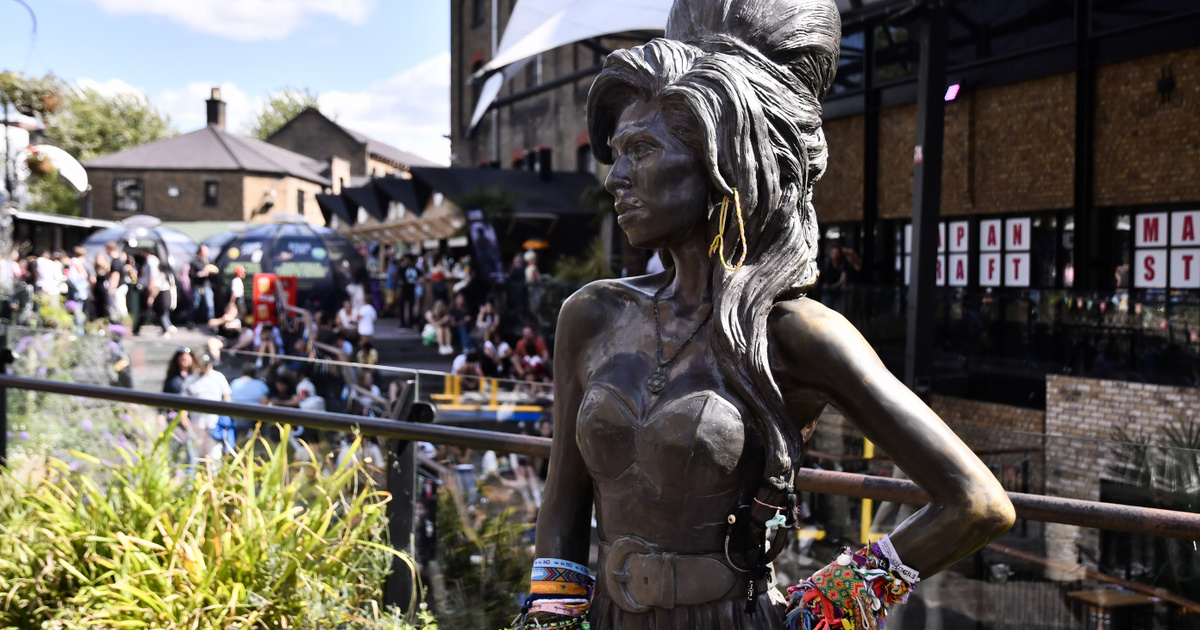 Palesztin szimbólummal rongálták meg Amy Winehouse szobrát