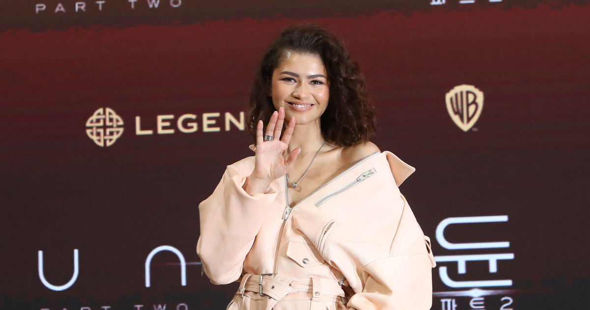 Zendaya extrémen kivágott, aranyozott ruhája elvitte a show-t a Dűne második részének premierjén