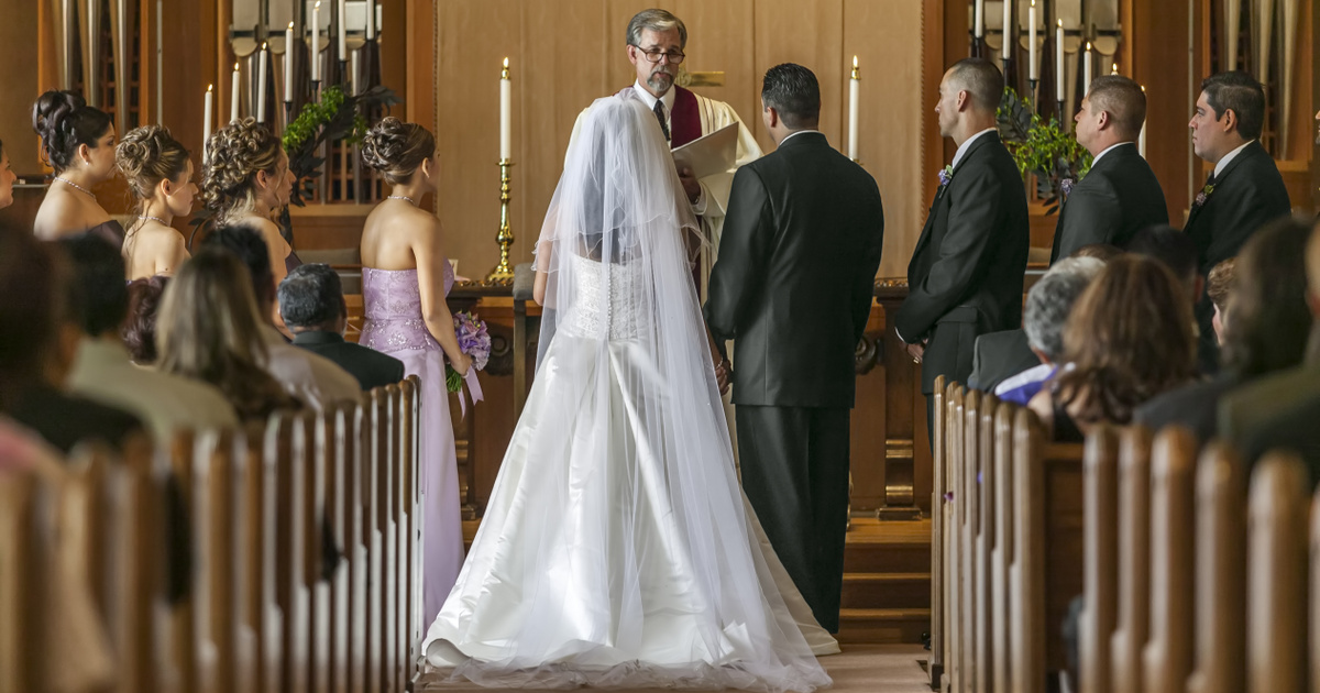 Miért csökken a fiatalon körében a templomi esküvő népszerűsége?