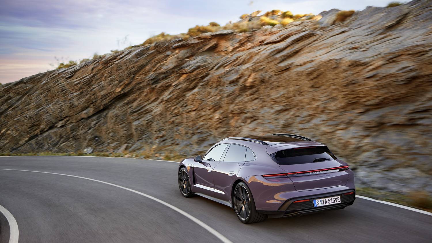 Totalcar - Magazin - A 911 szent, de a Panamerából készülhet a villany!