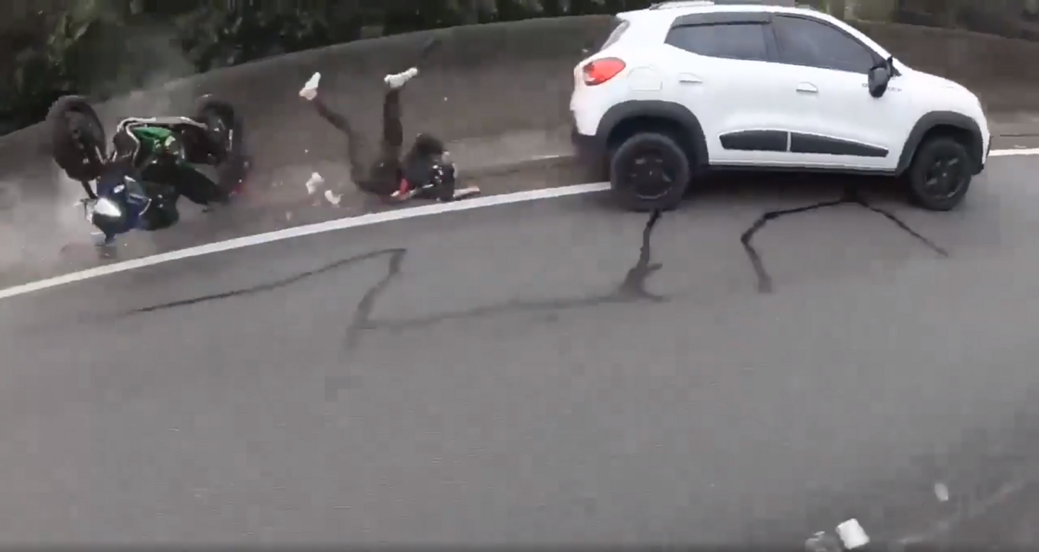 Falhoz vágott egy motorost, majd tetőre rakta a Renault-t egy részeg sofőr