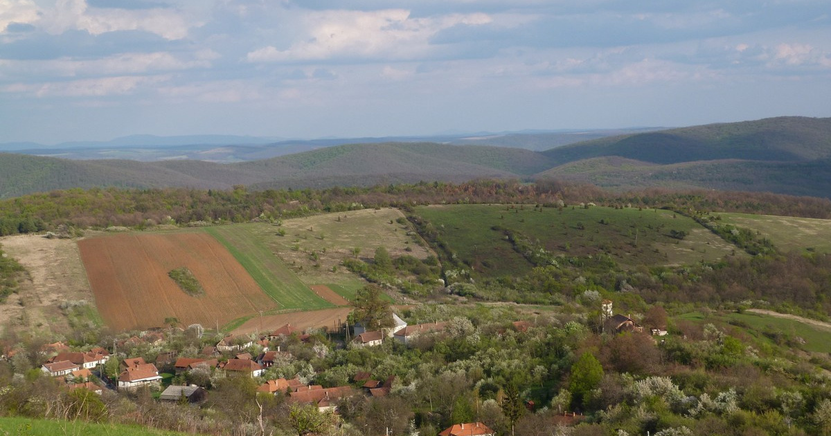 60-an sem lakják a dombok között megbújó magyar falut: képeslapra illik a táj