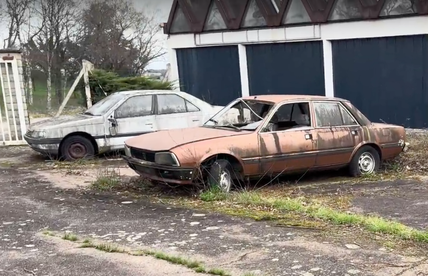 Elhagyatott, szomorú kereskedést találtak, csurig tele régi Peugeot-kkal