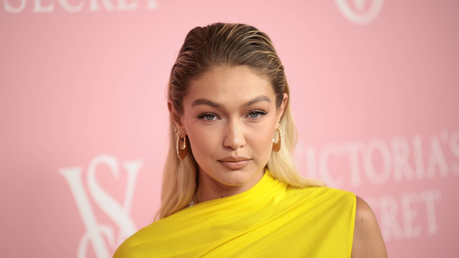 Gigi Hadid egy szál topban pózolt a 10 fokos hidegben