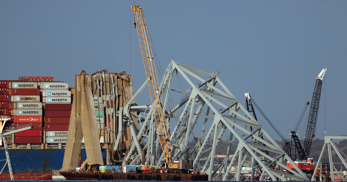 Index – Outside – A giant crane arrived at the wreckage of the Baltimore Bridge