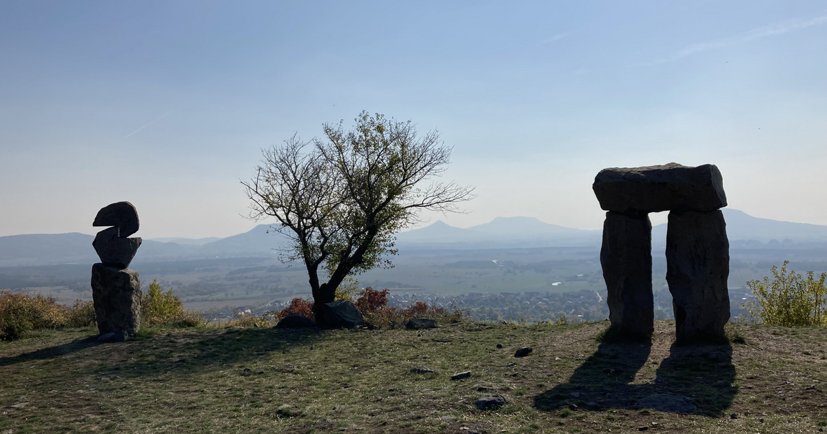 Ez nem a Stonehenge, hanem egy magyar falu széle: varázslatos kilátás is társul hozzá