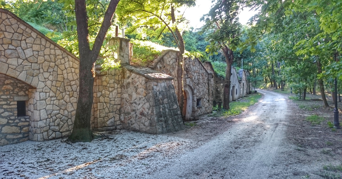 Budapest mellett bújik meg a gyönyörű falu, mégsem felkapott: Páty környéke mesébe illik