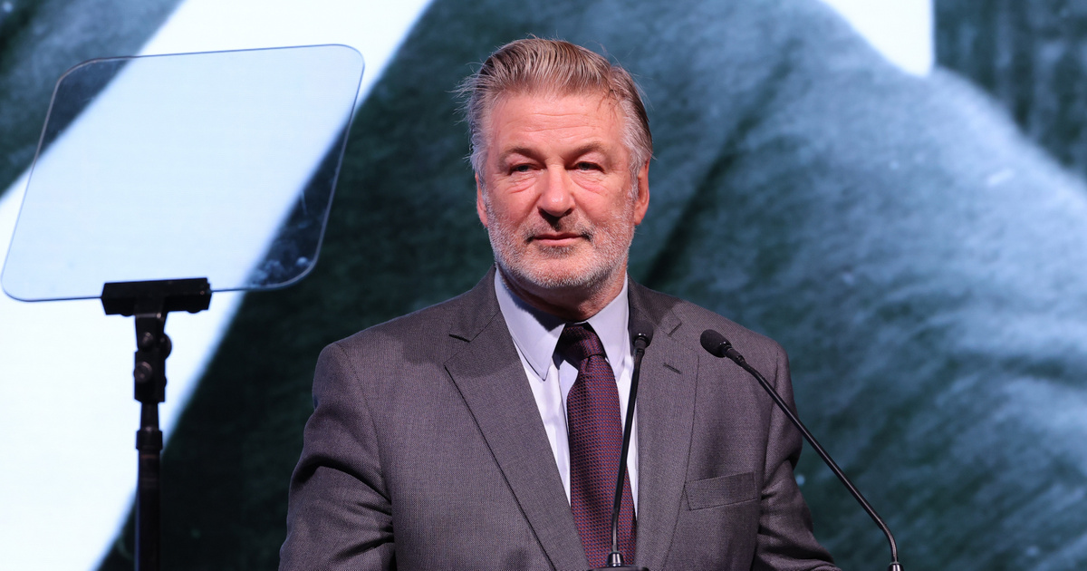 Friss fotókon a gondterhelt Alec Baldwin, akinek újabb kemény vádakkal kell szembenéznie