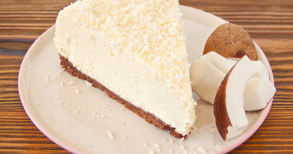 Kókuszos túrótorta sütés nélkül: az alján roppanós keksz, a tetején gazdag krém