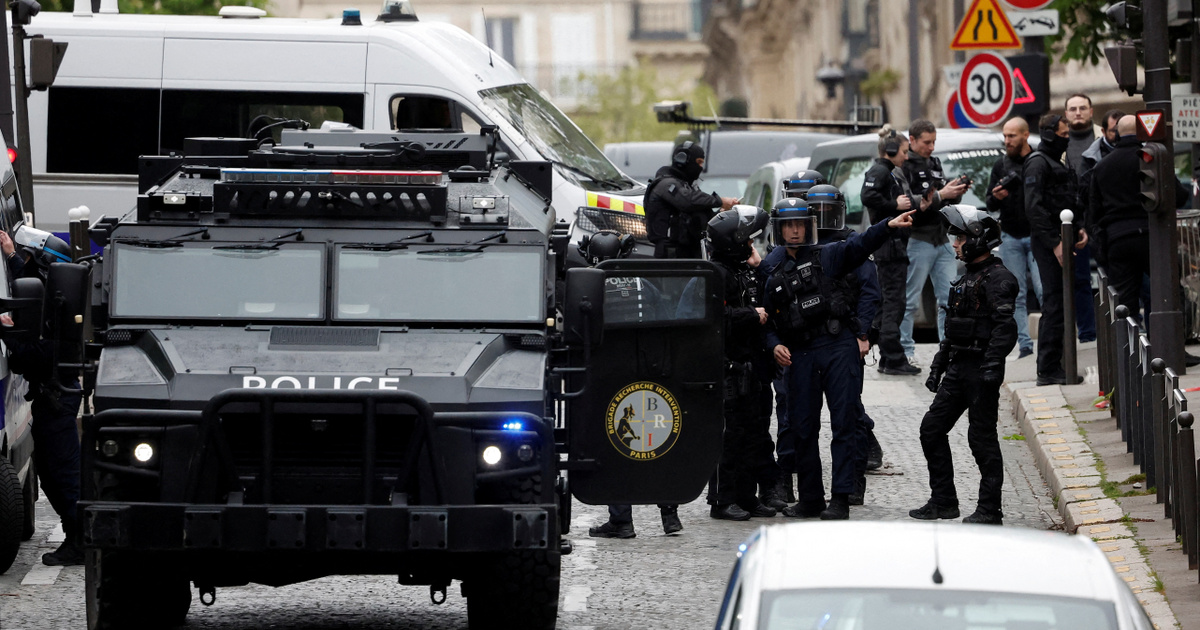 Párizsban azzal fenyegetőzött egy férfi, hogy felrobbantja magát