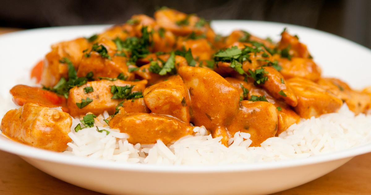 Serpenyős csirkemell fűszeres, joghurtos szószban: indiai hangulatú recept kevés munkával