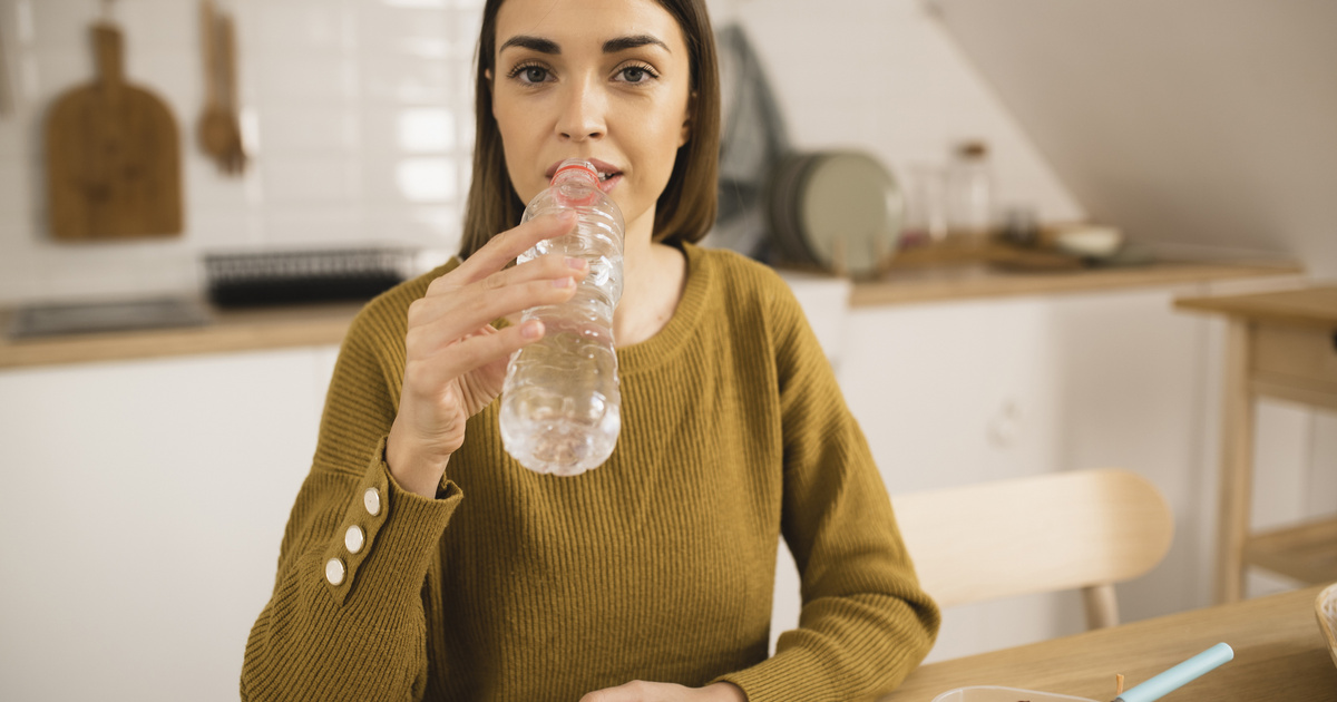 Rákot és hormonális zavart okozhat, mégis napi szinten iszod: ennyi mikroműanyag van egy liter ásványvízben