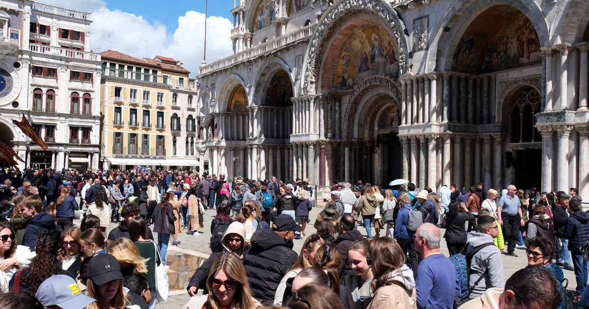 A fizetős belépés ellenére is özönlöttek a turisták Velencébe