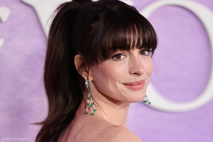Anne Hathaway olyan kínos helyzetbe hozta magát élő adásban, hogy szinte elsüllyedt szégyenében