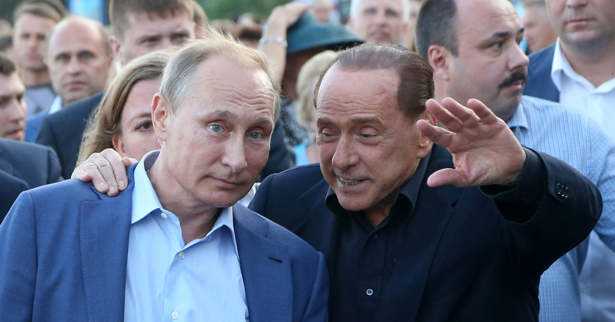 Índice – En el extranjero – Vladimir Putin cortó el corazón de un ciervo y se lo regaló a Silvio Berlusconi