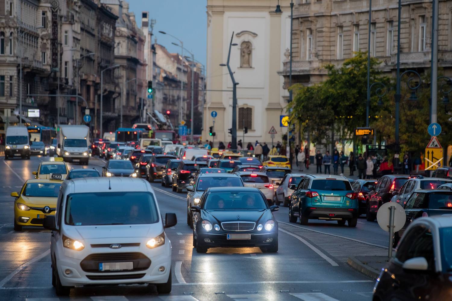 Nem a fővárosiak miatt telítettek Budapest utcái