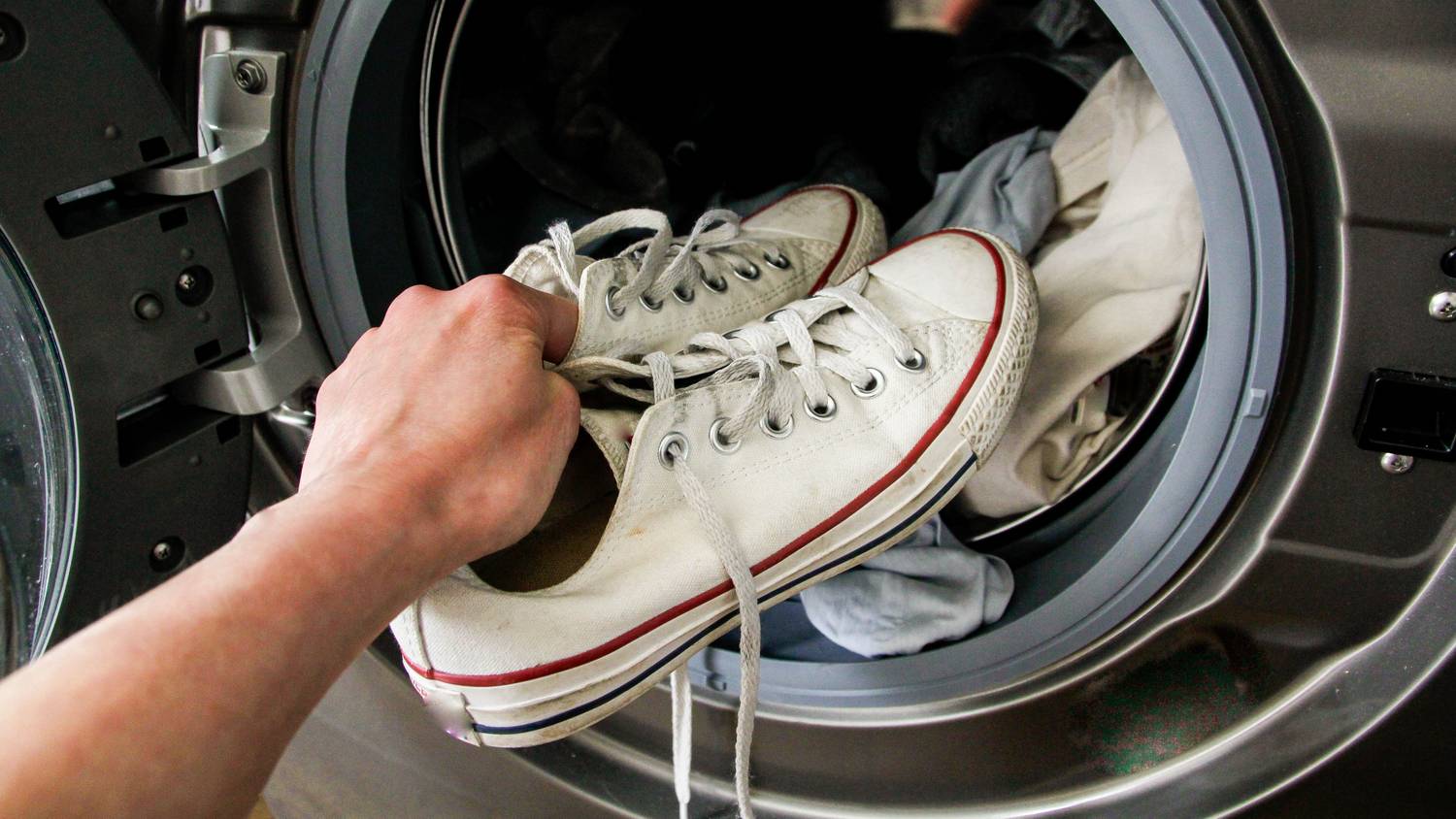 Így mossa a cipőjét a mosógépben anélkül, hogy tönkremenjenek