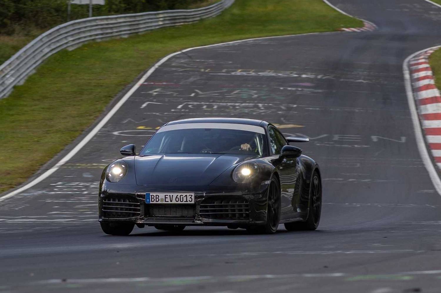 Pofátlanul jó időt ment az első hibrid Porsche 911-et a Nürburgringen