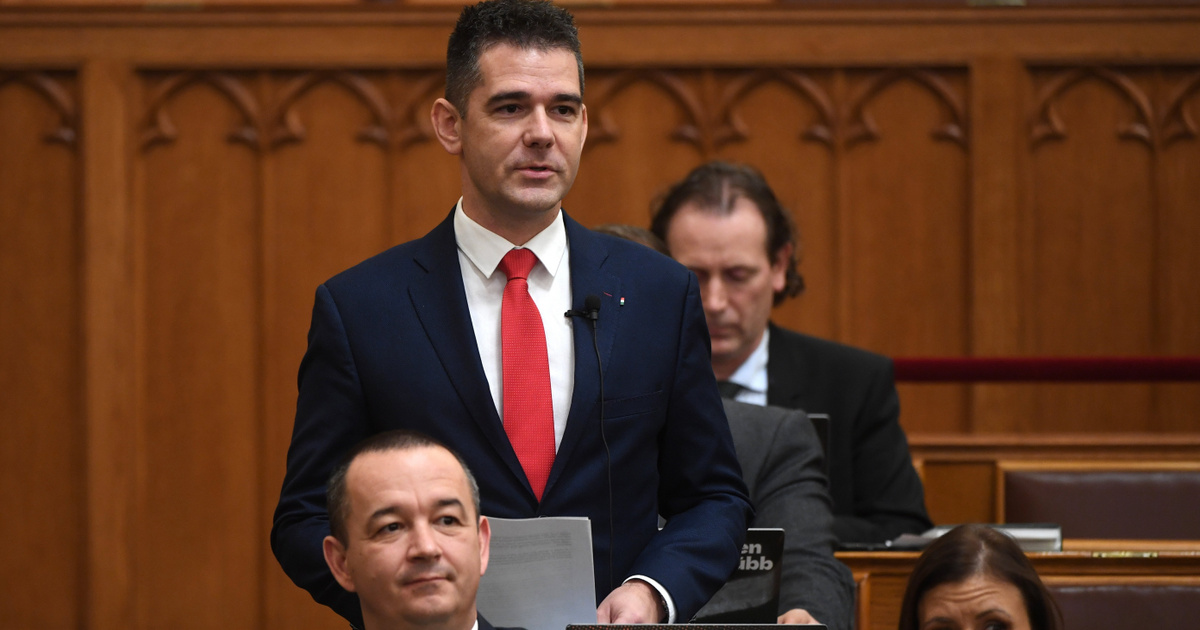 Novák Előd elképesztő kérdésekkel trollkodja szét az Országgyűlés ülését