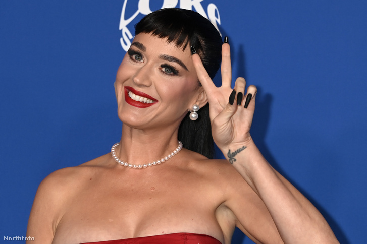 Index - Mindeközben - Katy Perry elbúcsúzott az American Idoltól, egy komplett stáb cipelte be elképesztő ruháját a fináléra
