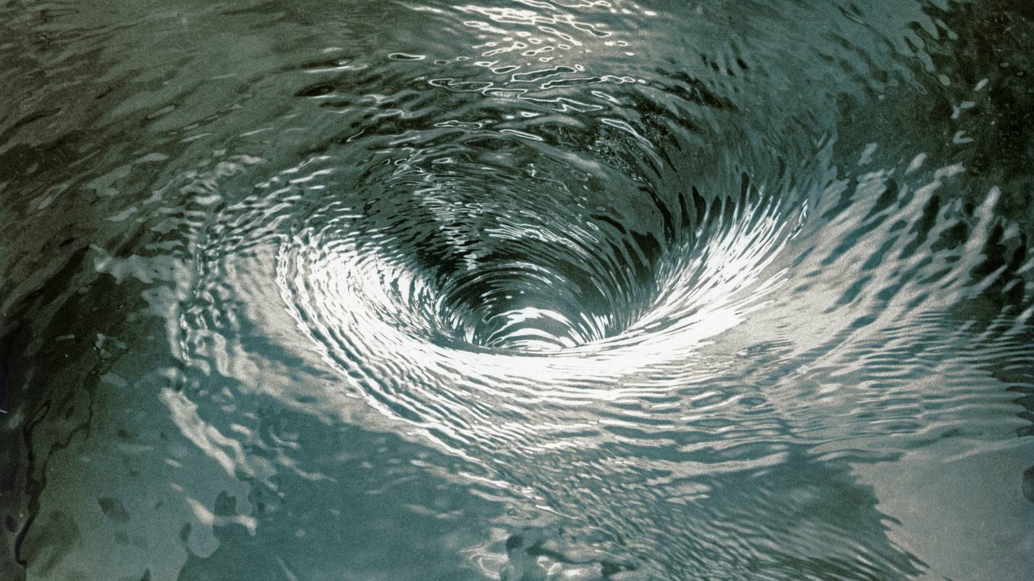 Velvet – Check-out – A terrifying video depicts a man being pulled into the depths by a vortex