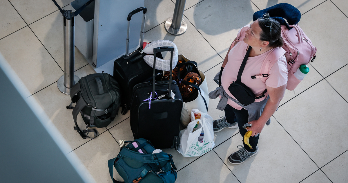 Új intézkedést vezetne be a Ryanair, bónuszt kapnának a dolgozóik, ha lecsapnak egy túlméretes csomagra