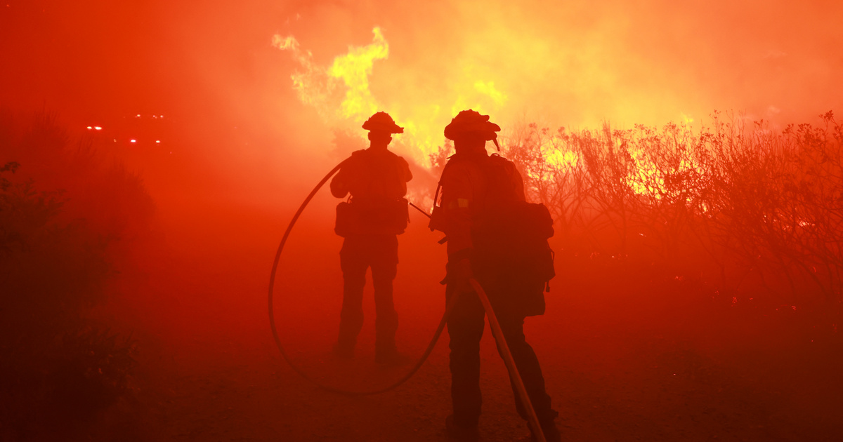 Index – Outside – A fire rages near Los Angeles and more than a thousand people are evacuated