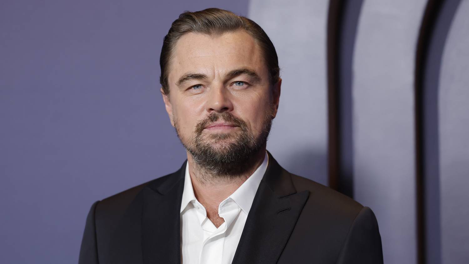 Leonardo DiCaprio 23 évvel fiatalabb szerelme szó szerint Éva kosztümben tűnt fel