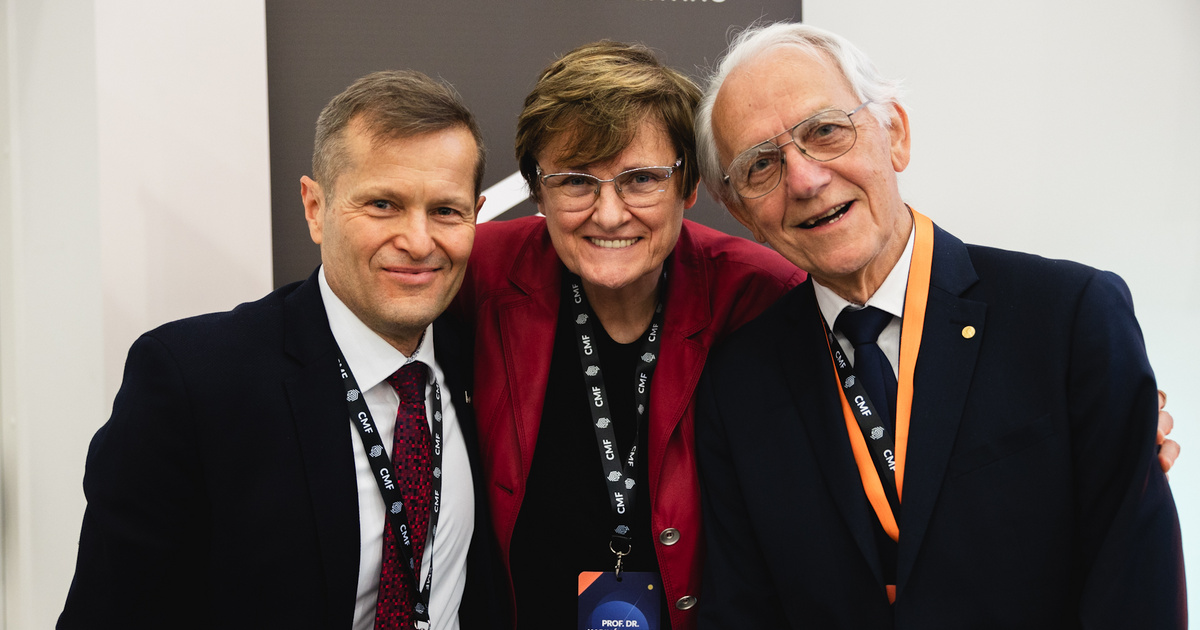 Índice – Ciencia – Investigadores ganadores del Premio Nobel de la Universidad de Szeged se entregan el pomo de una puerta